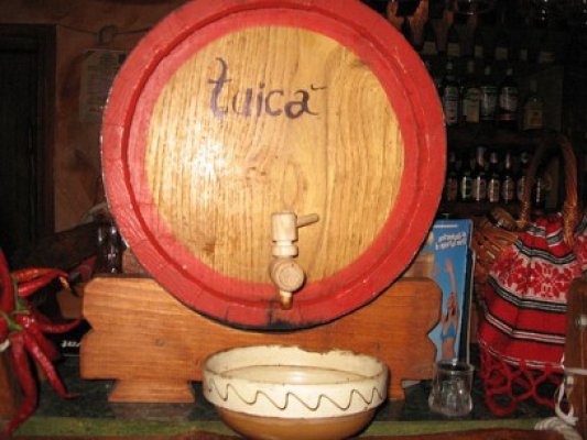 Producătorii de ţuică: 
